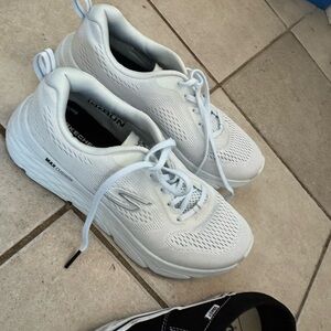 Sketchers sneakers 8.5